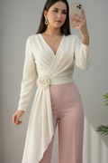 Blusa Cruzada Blanca con Rosa 3D y Panel Asimétrico