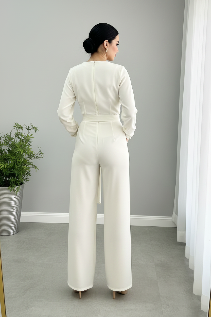 Jumpsuit Blanco Marfil — Escote V, Rosa 3D, Cierre Invisible & Caída Asimétrica cod.876