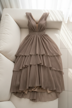 Vestido Gala Taupe Capas con Escote V y Hombros Volante cod.V0030