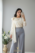 Conjunto Blusa Blanca con Fular y Pantalón Gris cod.C332