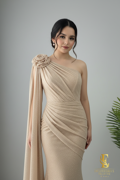Vestido Sirena Champagne Dorado Un Hombro con Rosa Espiral y Capa Drapeada cod.V251