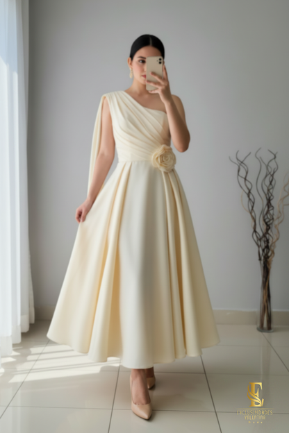 Vestido Crema Un Hombro Rosa cod.V330