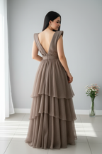 Vestido Gala Taupe Capas con Escote V y Hombros Volante cod.V0030