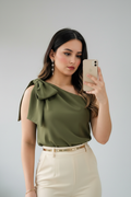 Blusa Verde Oliva Un Hombro con Lazo cod.551