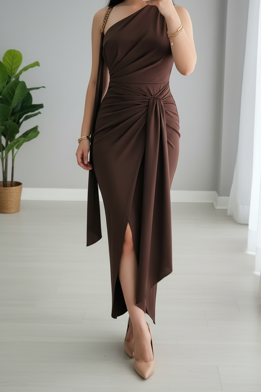 Vestido Chocolate Un Hombro Cadena Dorada Drapeado Lazo y Abertura cod.762
