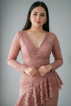 Vestido Largo Rosa Palo Encaje Manga Larga Escote V Peplum y Volantes cod.V973
