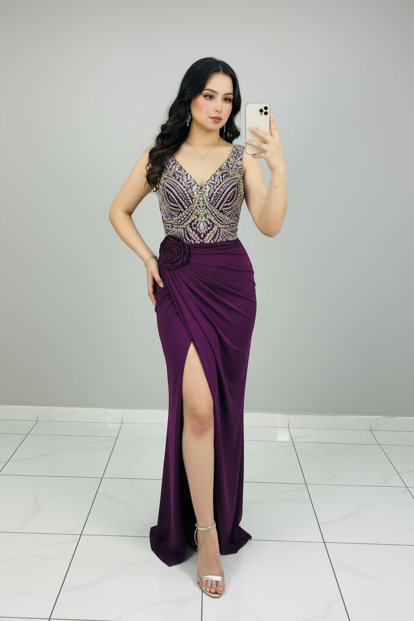 Vestido Formal Morado Ciruela Escote V con Pedrería Dorada Damasco Rosa 3D y Abertura cod.545