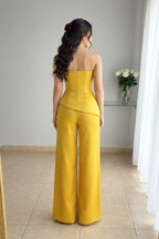 Conjunto amarillo dorado top drapeado con rosa 3D y pantalón palazzo cod. CJ007