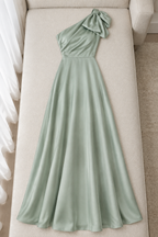 Vestido largo verde salvia de un hombro con gran lazo cod. VC015