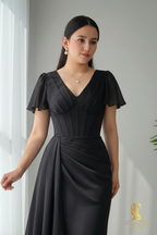 Vestido Negro Chiffon con Mangas Mariposa y Capa Drapeada cod.V674