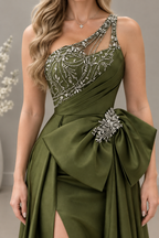 Vestido largo verde oliva de un hombro con pedrería y lazo lateral cod. VC013