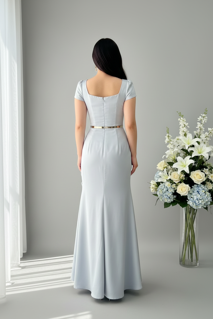 Vestido Azul Hielo Satén Manga Corta Cuello Cuadrado Cinturón Dorado Drapeado cod.V0038