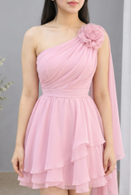 Vestido corto rosa de un hombro con flor y volantes cod. VC036