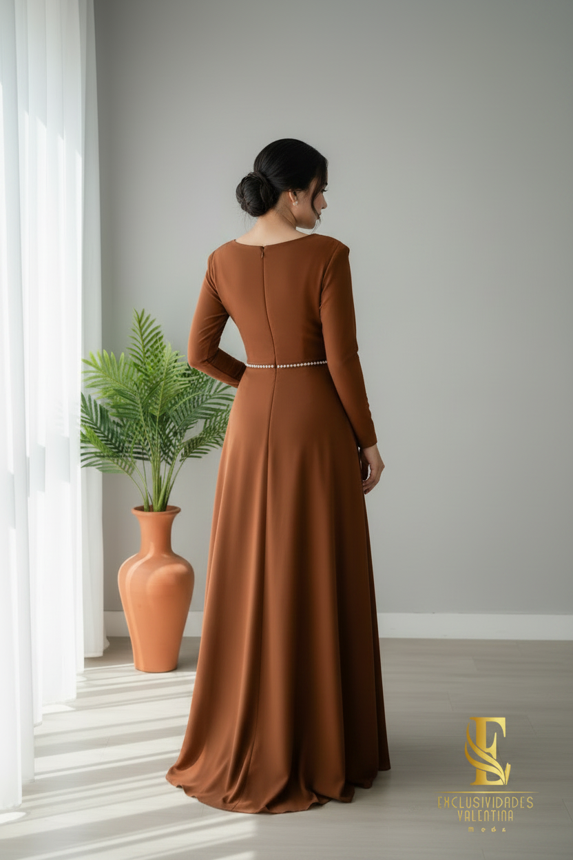 Vestido Largo Terracota con Cuerpo Cruzado y Cinturón de Perlas cod.V239
