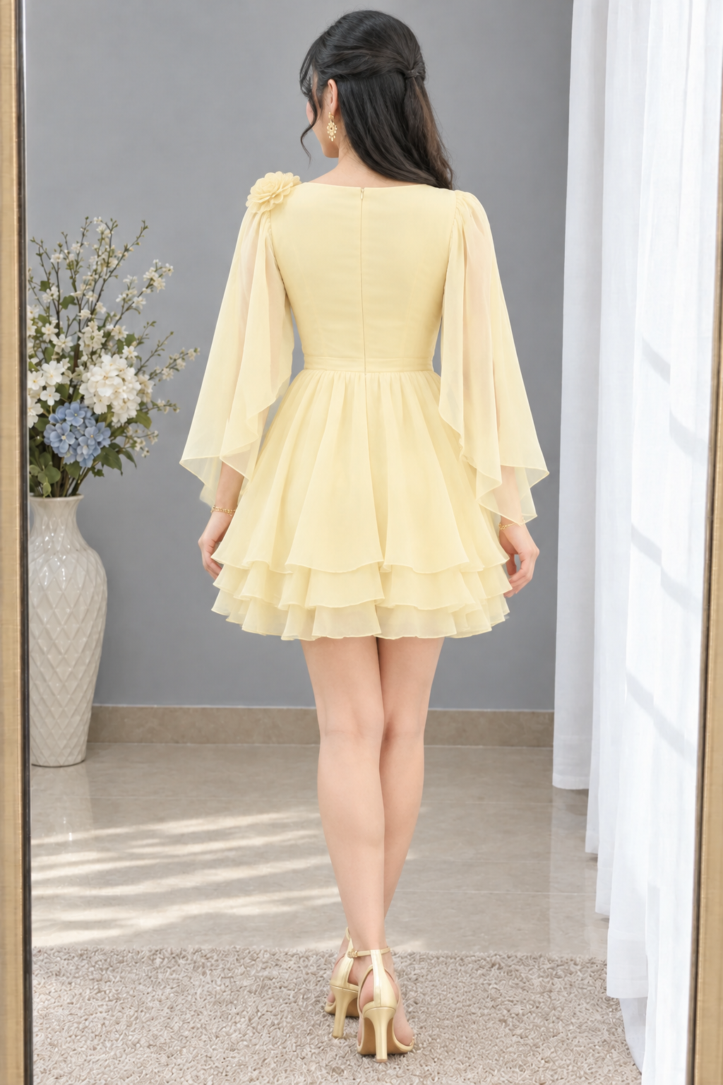 Vestido corto amarillo suave con flor y mangas fluidas cod. VC017