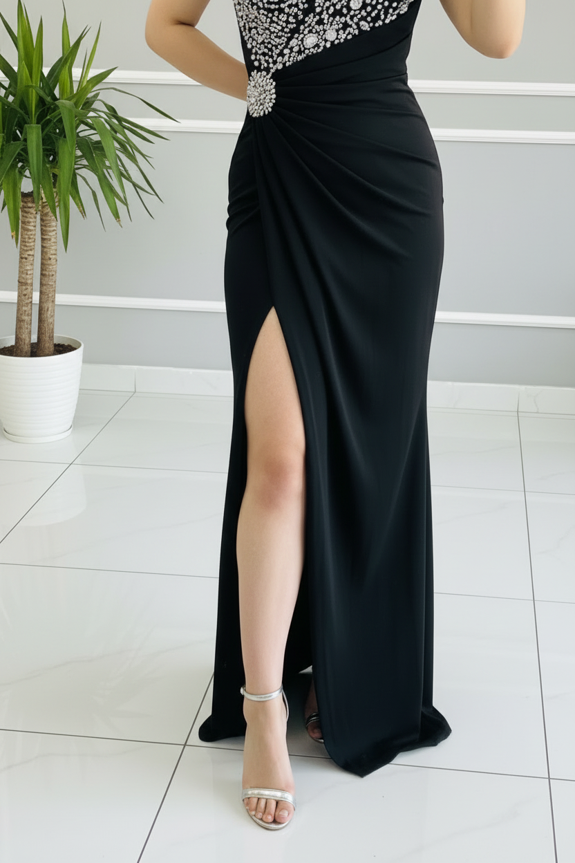 Vestido Formal Negro Escote V con Pedrería Asimétrica y Abertura Frontal cod.549