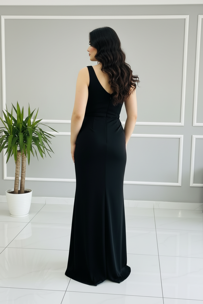 Vestido Formal Negro Escote V con Pedrería Asimétrica y Abertura Frontal cod.549