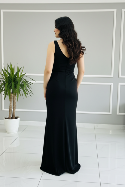 Vestido Formal Negro Escote V con Pedrería Asimétrica y Abertura Frontal cod.549