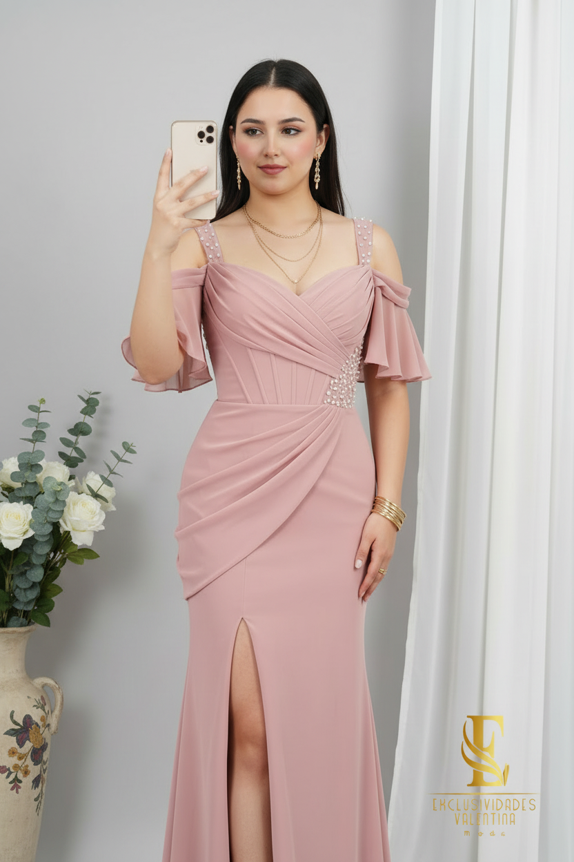 Vestido Sirena Rosa Palo | Cold-Shoulder con Volantes, Broche de Perlas y Abertura Frontal cod.V520
