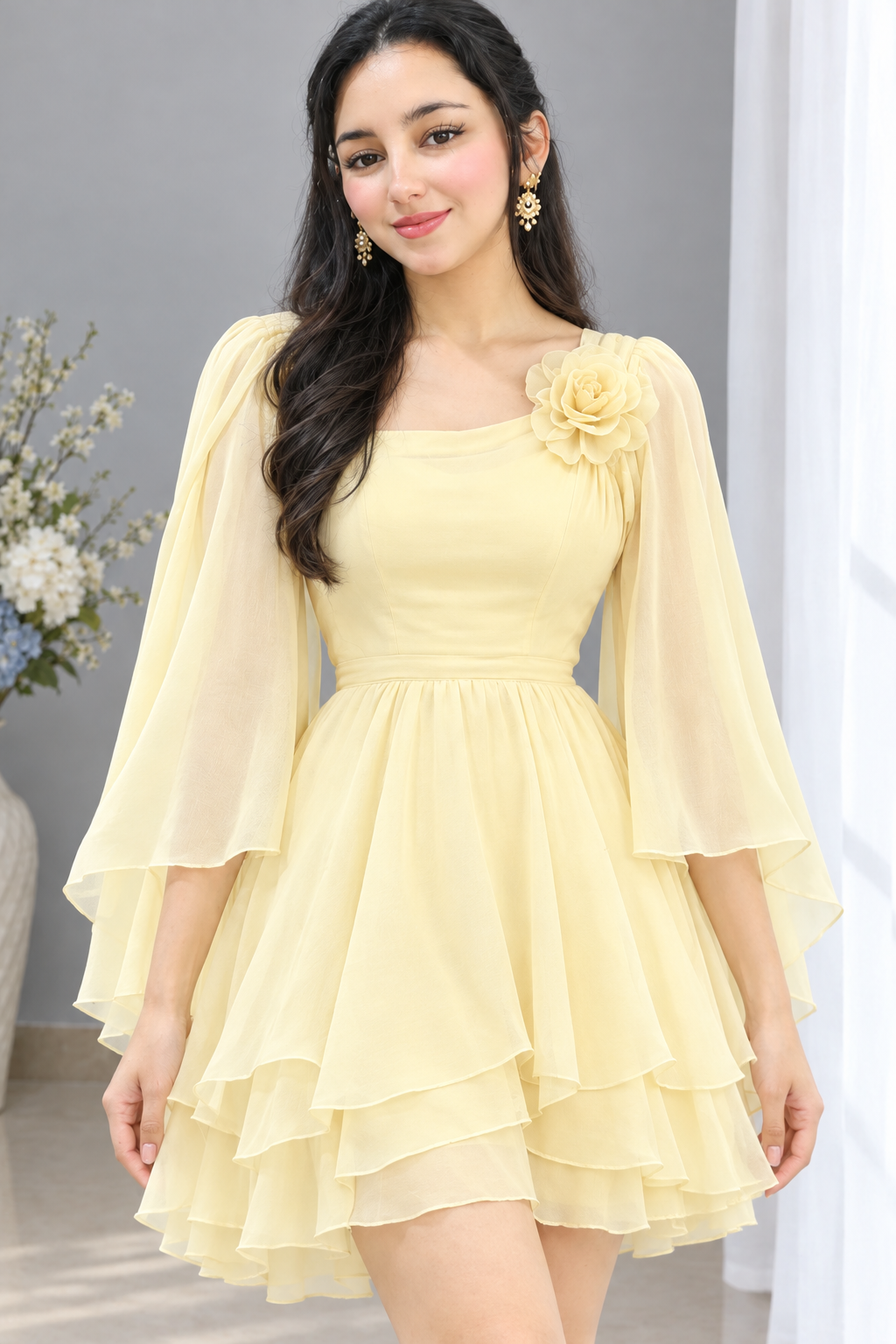 Vestido corto amarillo suave con flor y mangas fluidas cod. VC017