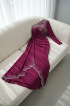 Vestido Ciruela Un Hombro Perlas Ruedo Asimétrico | VM-018