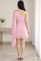 Vestido corto rosa de un hombro con flor y volantes cod. VC036