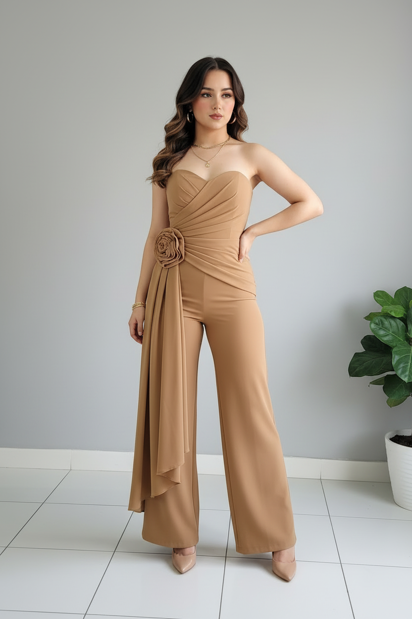 Conjunto Dos Piezas Camel Strapless Drapeado con Rosa 3D y Pantalón Palazzo cod.538