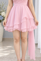 Vestido corto rosa de un hombro con flor y volantes cod. VC036