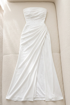 Vestido largo blanco strapless drapeado con abertura y espalda corsé cod. VC030