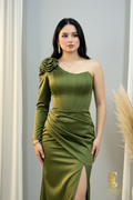 Vestido Satinado Verde Militar Un Hombro cod.00186