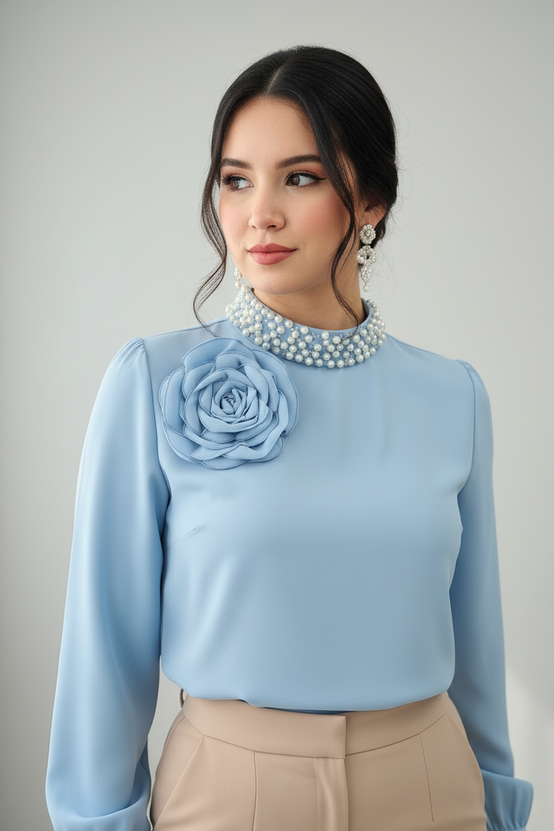 Blusa Azul Cielo — Rosa 3D & Collar de Perlas cod.863
