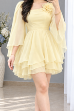 Vestido corto amarillo suave con flor y mangas fluidas cod. VC017