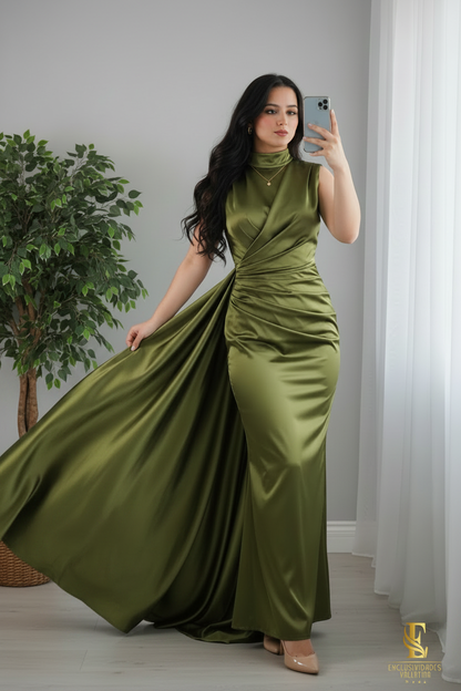 Vestido Verde Militar Satinado — Cuello Alto Drapeado con Capa Voluminosa cod.0051
