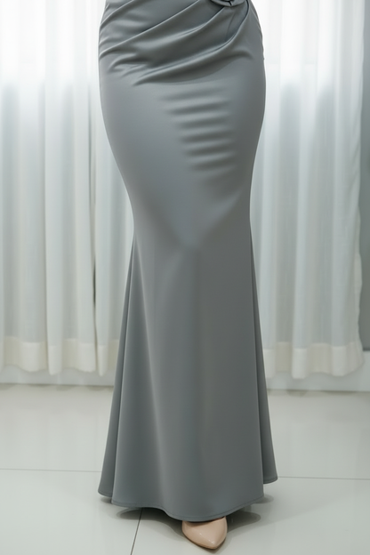Vestido Gris Plateado Off-Shoulder Mangas Tul Dobles Perlas Rosa 3D y Falda Sirena cod.777