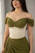 Vestido Verde Olivo y Crema Off-Shoulder Corset con Perlas y Abertura cod.V660