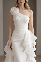 Vestido largo blanco de un hombro con flor 3D, volantes y cola cod. VC031
