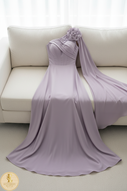 Vestido Lila Lavanda Un Hombro con Rosa 3D y Capa Fluida cod.733
