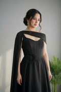 Vestido Negro Falda Amplia con Capa y Rosa D cod.716