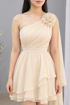 Vestido corto crema de un hombro con flor y volantes cod. VC037