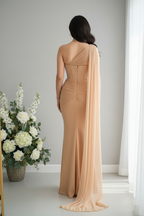 Vestido Champagne Dorado Un Hombro Perlas Capa Drapeada Abertura cod.V0037