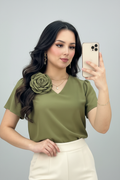 Blusa Verde Oliva Escote V Manga Corta con Rosa D cod.557