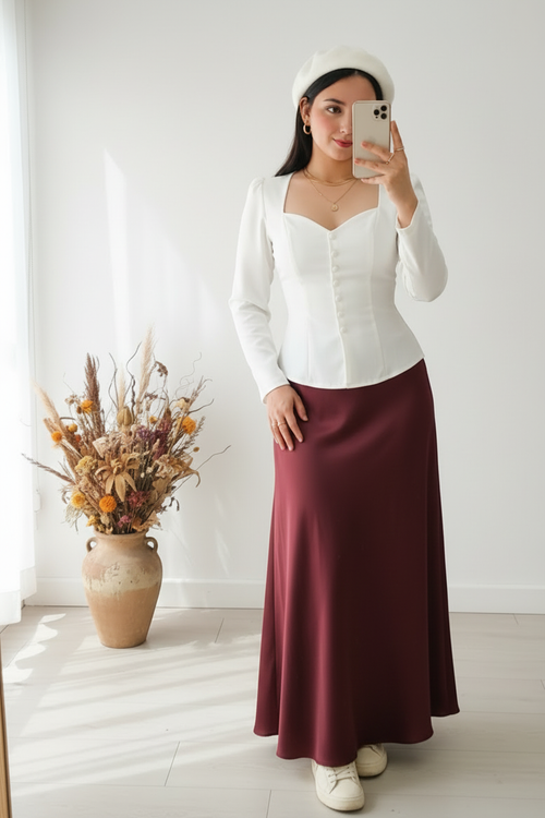 Outfit con blusa blanca y falda borgoña