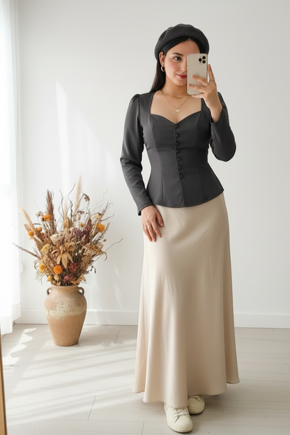 Outfit con blusa y boina gris oscuro