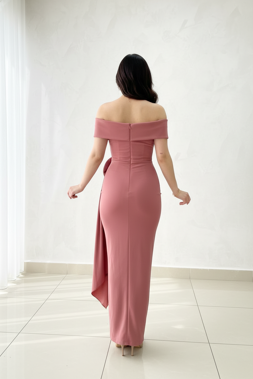 Vestido Lápiz Rosa Palo Off-Shoulder con Rosa 3D y Drapeado en Cascada cod.426