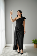 Vestido Negro Un Hombro con Moño y Falda Glitter con Abertura cod.735