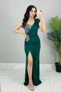 Vestido Formal Verde Esmeralda Un Hombro con Pedrería Rosa 3D y Abertura Frontal cod.544