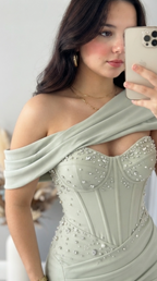 Vestido Verde Menta Sirena con Corset de Perlas y Drapeado Off-Shoulder cod.V824