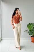 Conjunto Terracota Chaleco Doble Botonadura con Mangas Tul de Perlas y Pantalón Crema cod.661