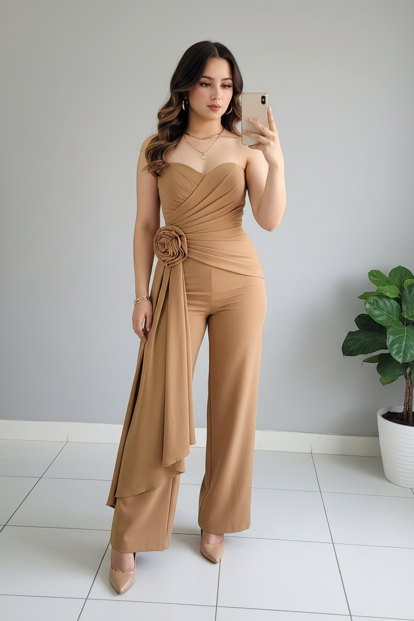 Conjunto Dos Piezas Camel Strapless Drapeado con Rosa 3D y Pantalón Palazzo cod.538