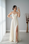 Vestido Ivory Strapless Escote Corazón con Gasa y Abertura cod.V282